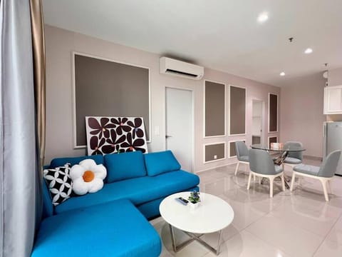 Living room, Seating area, Dining area, air conditioner