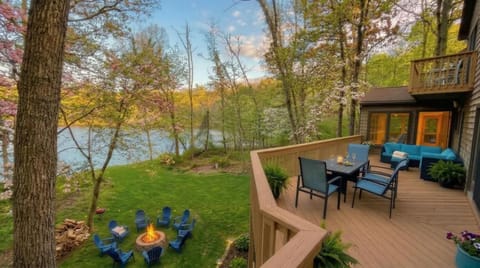 Spacious Waterfront Mansion wHot tubPoolTable House in Stroud Township