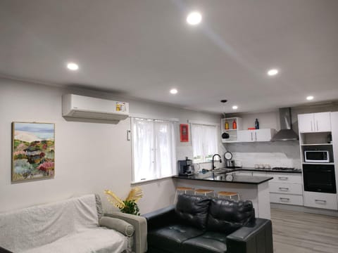 Sriprasar - Affordable Vacation Rental for Families & Groups - Central Location Close to Airport and CBD House in Auckland