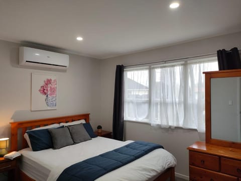 Sriprasar - Affordable Vacation Rental for Families & Groups - Central Location Close to Airport and CBD House in Auckland