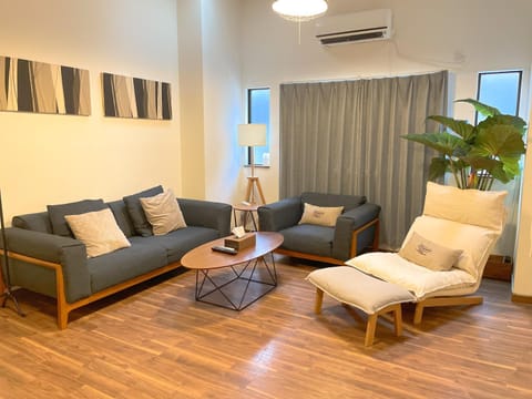 Living room, Seating area, air conditioner