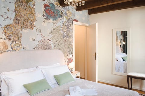 Bed, Photo of the whole room, Decorative detail, Bedroom