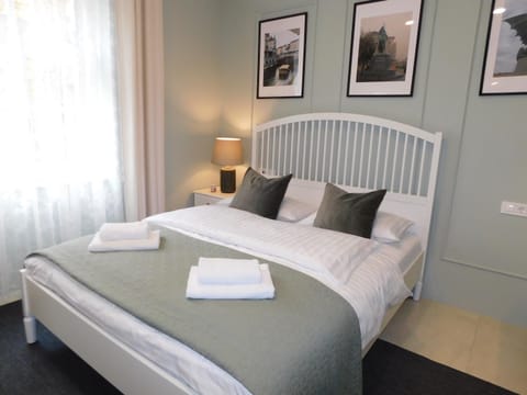 Bed, Bedroom, towels