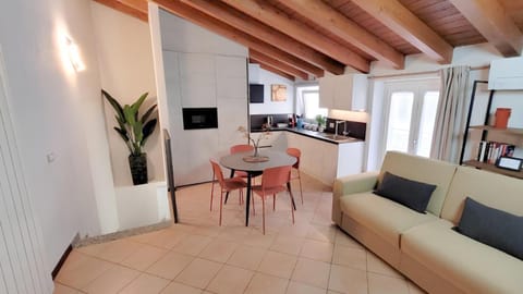 TV and multimedia, Seating area, stove, kitchen