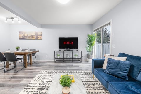 Communal lounge/ TV room, TV and multimedia, Living room, Seating area, Evening entertainment