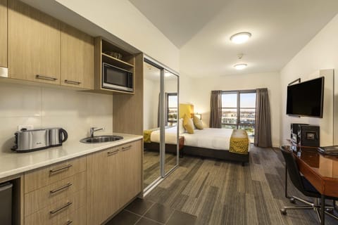 Bed, Coffee/tea facilities, Kitchen or kitchenette, Photo of the whole room, Evening entertainment, Bedroom, microwave, toaster