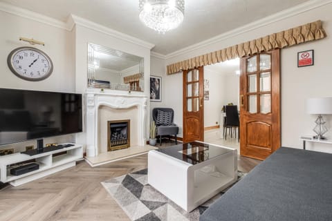 Communal lounge/ TV room, TV and multimedia, Living room, Seating area, flat iron