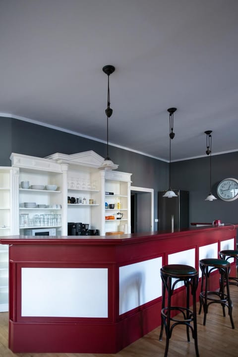 Kitchen or kitchenette, Dining area, minibar, oven, pet friendly