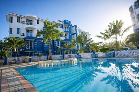 Property building, Pool view, Swimming pool, Swimming pool, sunbed