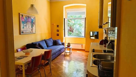TV and multimedia, Kitchen or kitchenette, Living room, Seating area, Dining area