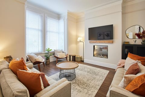 TV and multimedia, Living room, Seating area, flat iron