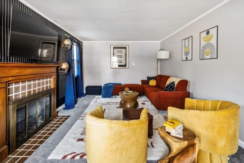 TV and multimedia, Living room, Seating area, Evening entertainment