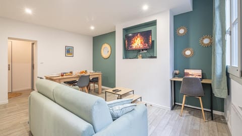 TV and multimedia, Living room, Seating area, Dining area