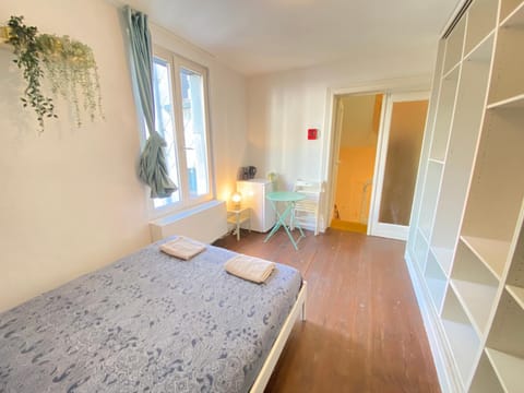 Bed, Photo of the whole room, towels