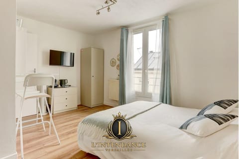 Property building, Bed, TV and multimedia, Photo of the whole room, Bedroom, towels