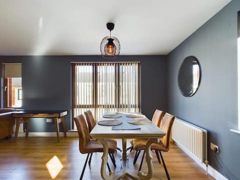 Living room, Seating area, Dining area, internet