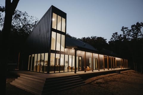 Onyx & Cedar Lakehouse House in Beaver Lake