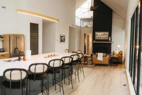 Onyx & Cedar Lakehouse House in Beaver Lake