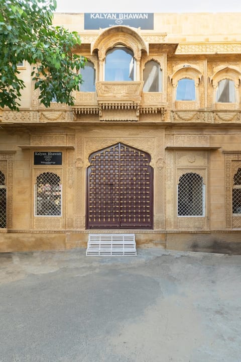 Property building, Facade/entrance, Day, Landmark view