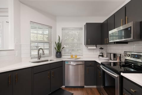 The Recharge - Springs , Tesla & EV Station , Pets House in Florida