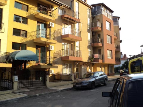 Property building, Summer, City view, Street view, Seasons, Location, Parking