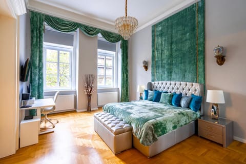 Bed, TV and multimedia, Bedroom