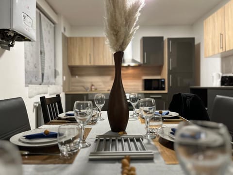Kitchen or kitchenette, Dining area, stove