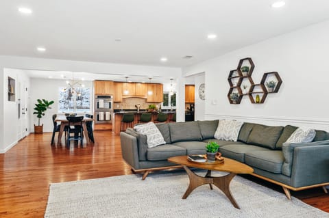 Kitchen or kitchenette, Living room, Seating area, Dining area