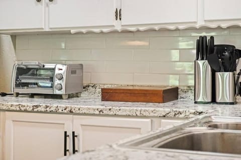 Cozy home with fenced yard in Midwest City House in Midwest City