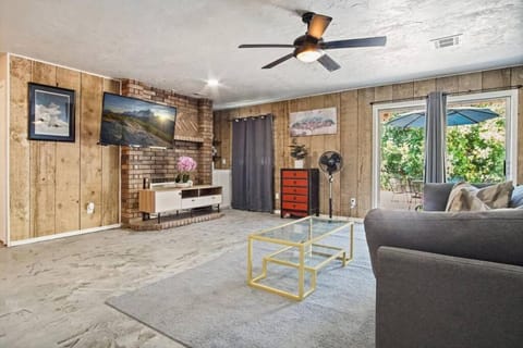 Cozy home with fenced yard in Midwest City House in Midwest City