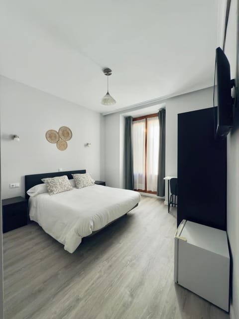 Bed, TV and multimedia, Photo of the whole room, Bedroom