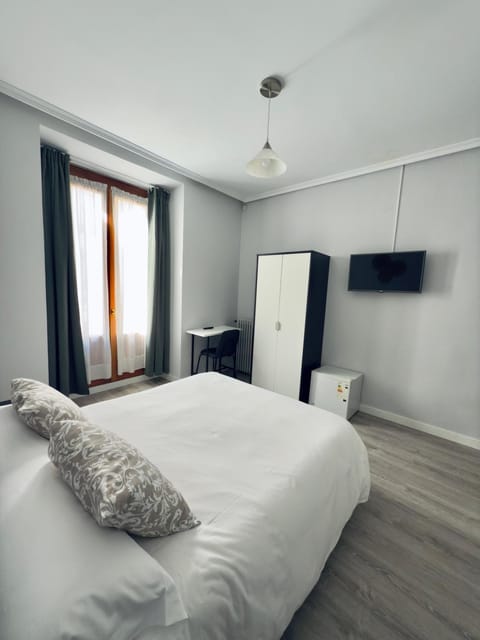 Bed, TV and multimedia, Photo of the whole room, wardrobe