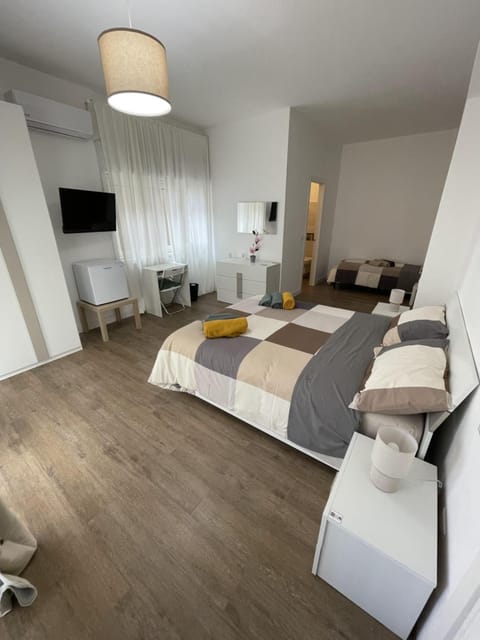Bed, TV and multimedia, Living room, Photo of the whole room, Seating area, Bedroom, towels