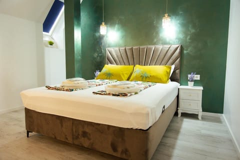 Bed, Photo of the whole room, Seating area, Bedroom, towels