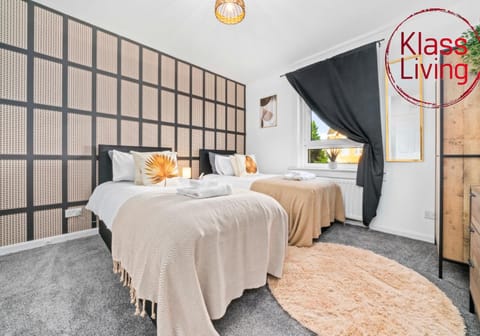 Bed, Decorative detail, Bedroom, Guests, group of guests, cot, Family