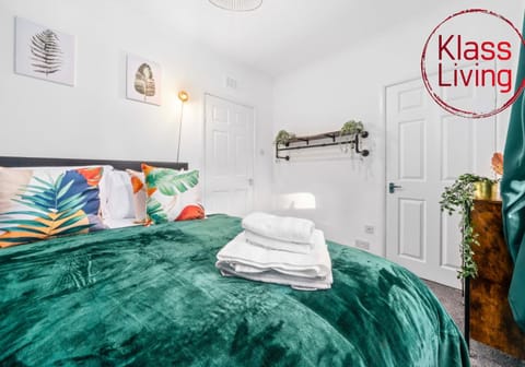 Bed, Decorative detail, Bedroom, Guests, group of guests, cot, Family