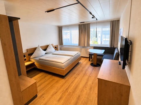 Bed, TV and multimedia, Photo of the whole room, Seating area, Bedroom