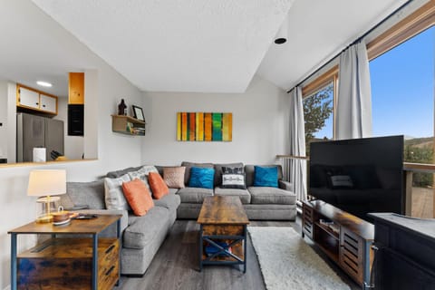 Day, TV and multimedia, Kitchen or kitchenette, Living room, Mountain view, furniture