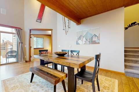 SnowTop Manor House in Snoqualmie Pass