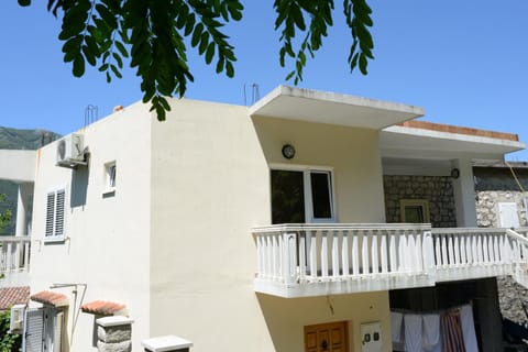 Property building, Day, Balcony/Terrace