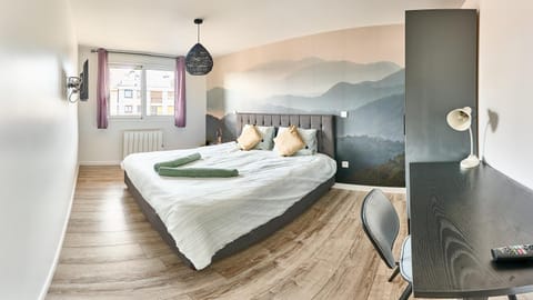 Bed, TV and multimedia, Photo of the whole room, Bedroom, towels