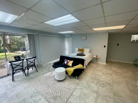 Bed, Seating area