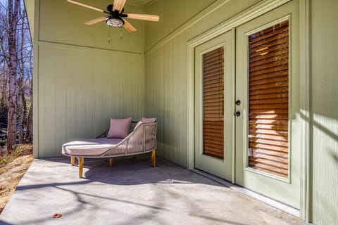 Jolly Jingle Cabin, Pickleball Court, Creek, WIFI, Mountain Views, Starting at 79" Cabin in Jenkins Mill