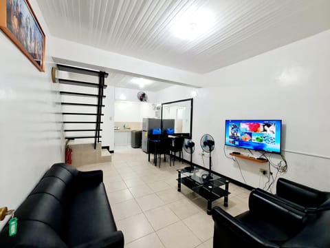 Communal lounge/ TV room, TV and multimedia, Living room, Seating area, Evening entertainment