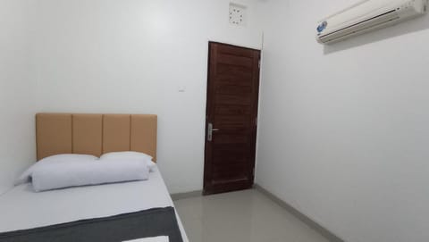 Bed, Bedroom, towels, air conditioner