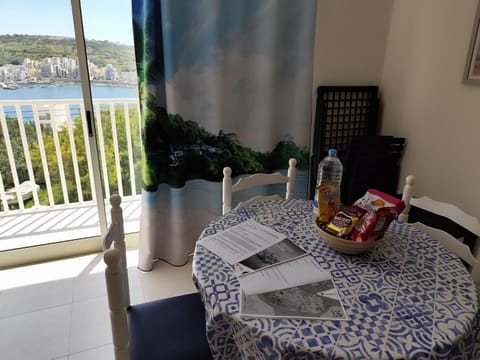 Natural landscape, View (from property/room), Balcony/Terrace, Food and drinks, Dining area, Sea view