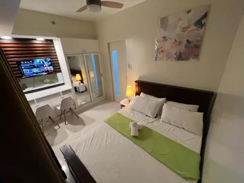 Communal lounge/ TV room, Bed, TV and multimedia, Living room, Photo of the whole room, Evening entertainment, Bedroom, fireplace