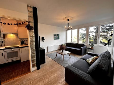 Communal lounge/ TV room, TV and multimedia, Living room, Seating area, Evening entertainment, pet friendly, stove