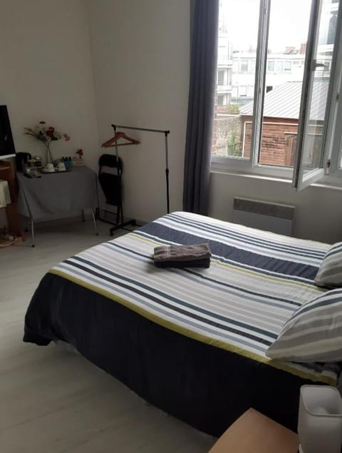 Chez Vincent, 2 Chambres doubles, avec 1 salle de bain équipées, avec accès privé, très bon emplacement dans Dieppe, au calme, avec Parking Gratuit et Clôturé, terrasse et grand jardin, simple et convivial, Animaux admis Vacation rental in Dieppe