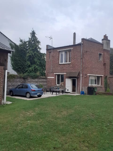 Chez Vincent, 2 Chambres doubles, avec 1 salle de bain équipées, avec accès privé, très bon emplacement dans Dieppe, au calme, avec Parking Gratuit et Clôturé, terrasse et grand jardin, simple et convivial, Animaux admis Vacation rental in Dieppe